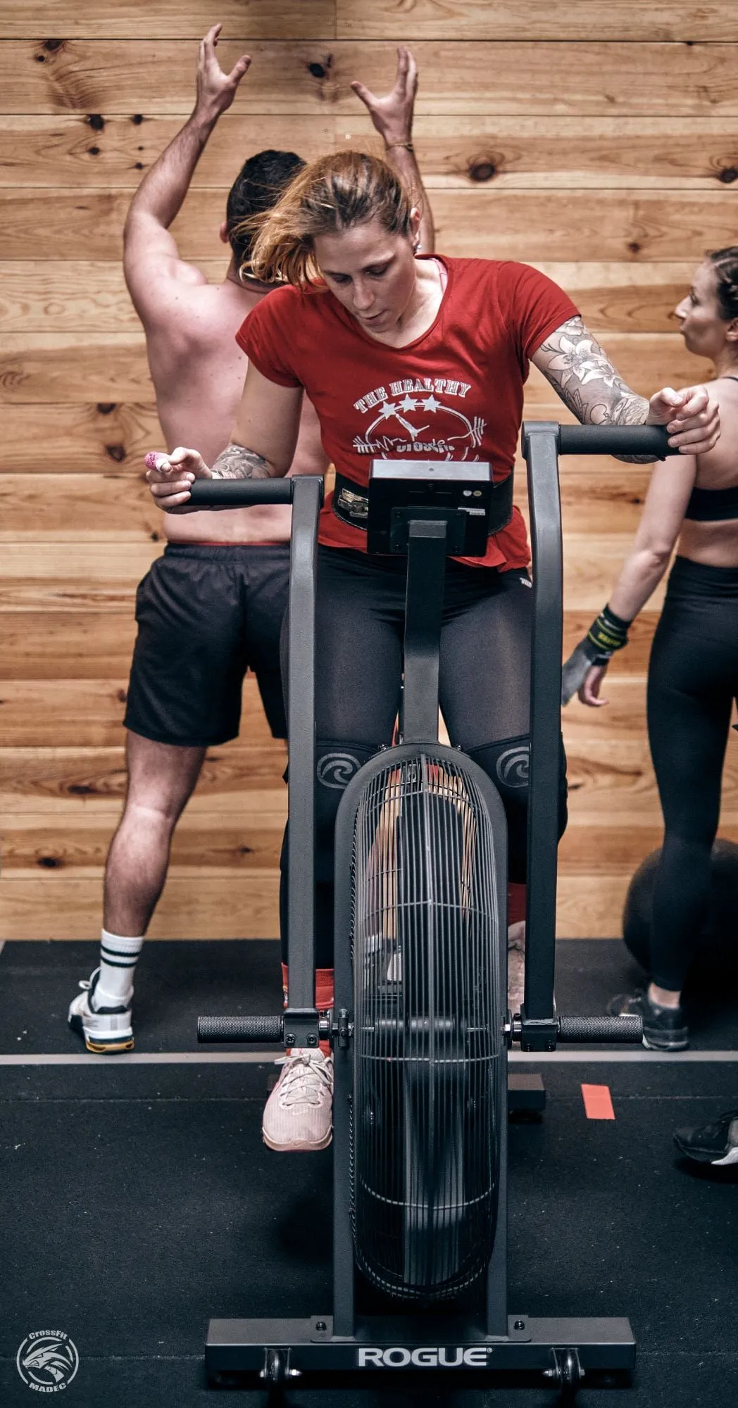 Athlète sur l’assault bike pendant un WOD