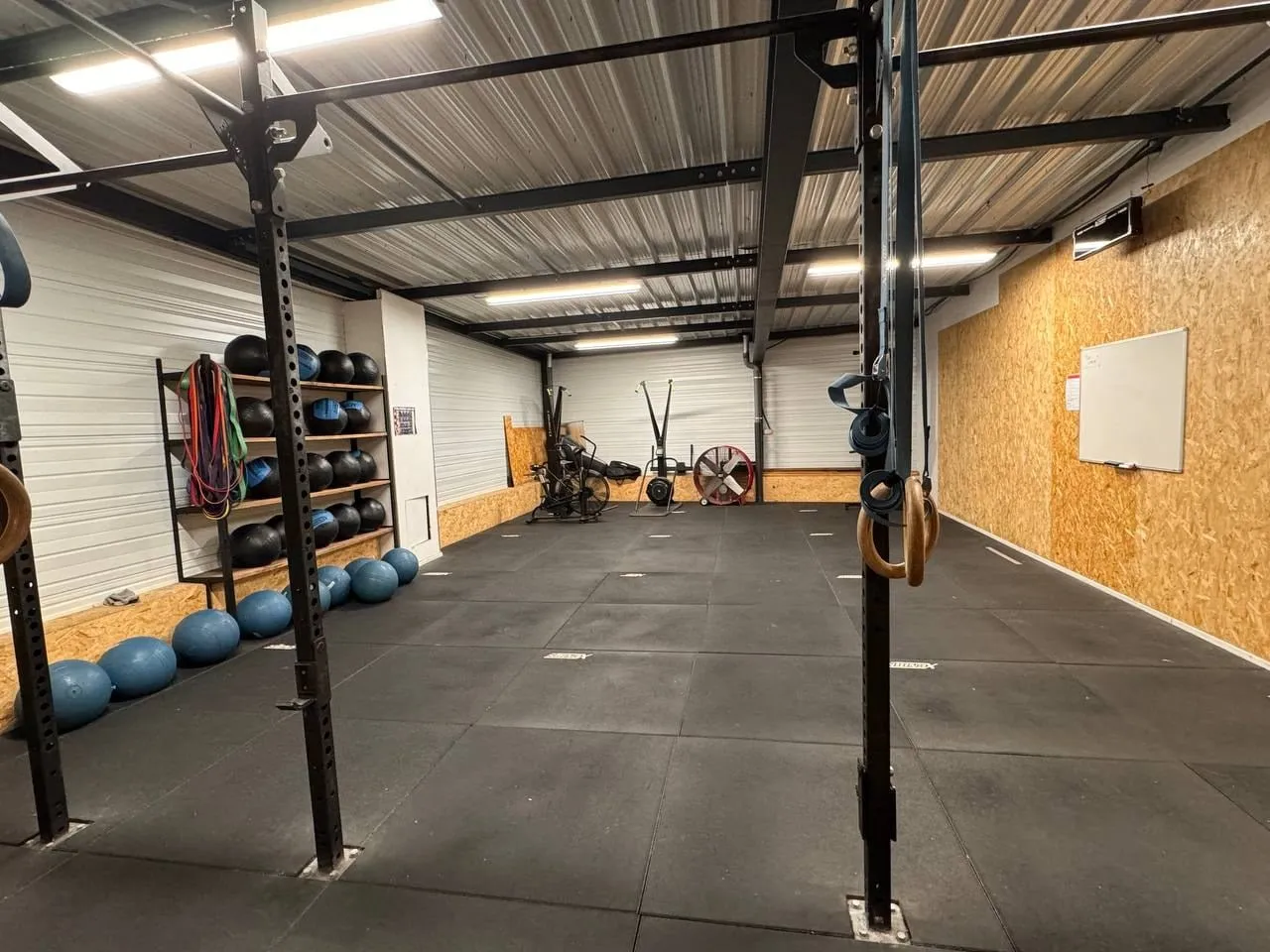 Le deuxième espace de Chaponnay : racks, médecine-balls, bike et SkiErg