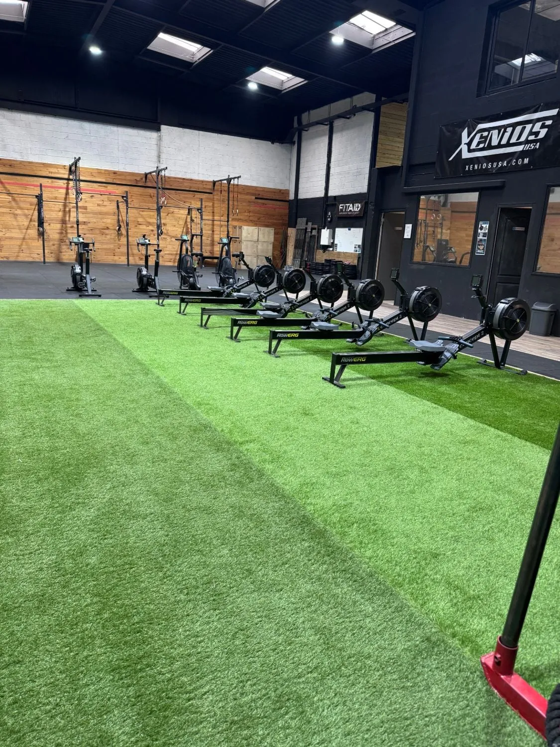 La piste en gazon et les rameurs de CrossFit MADEC Saint-Priest
