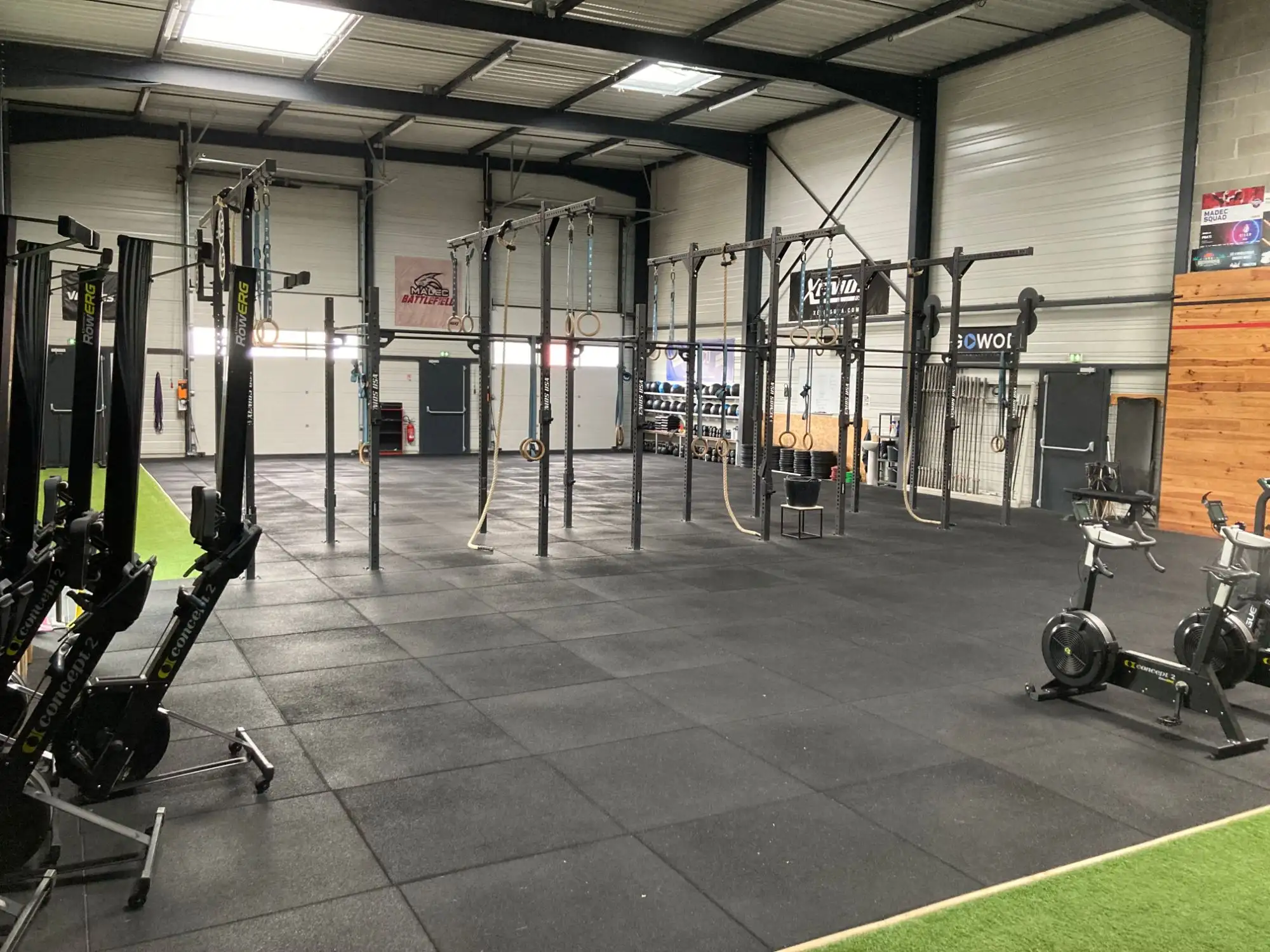 Le plateau de CrossFit MADEC Bonnefamille : racks, rameurs et bikes
