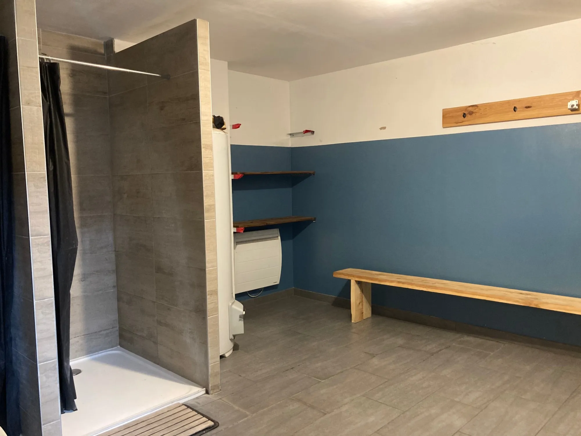 Vestiaire avec douche à Bonnefamille