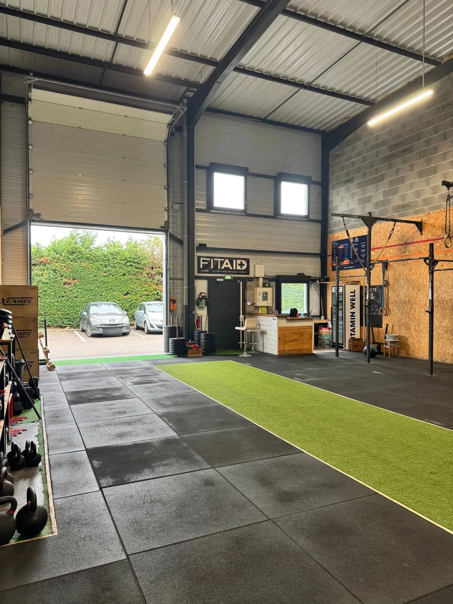 Vue d’ensemble de la salle CrossFit MADEC Chaponnay, avec le comptoir d’accueil