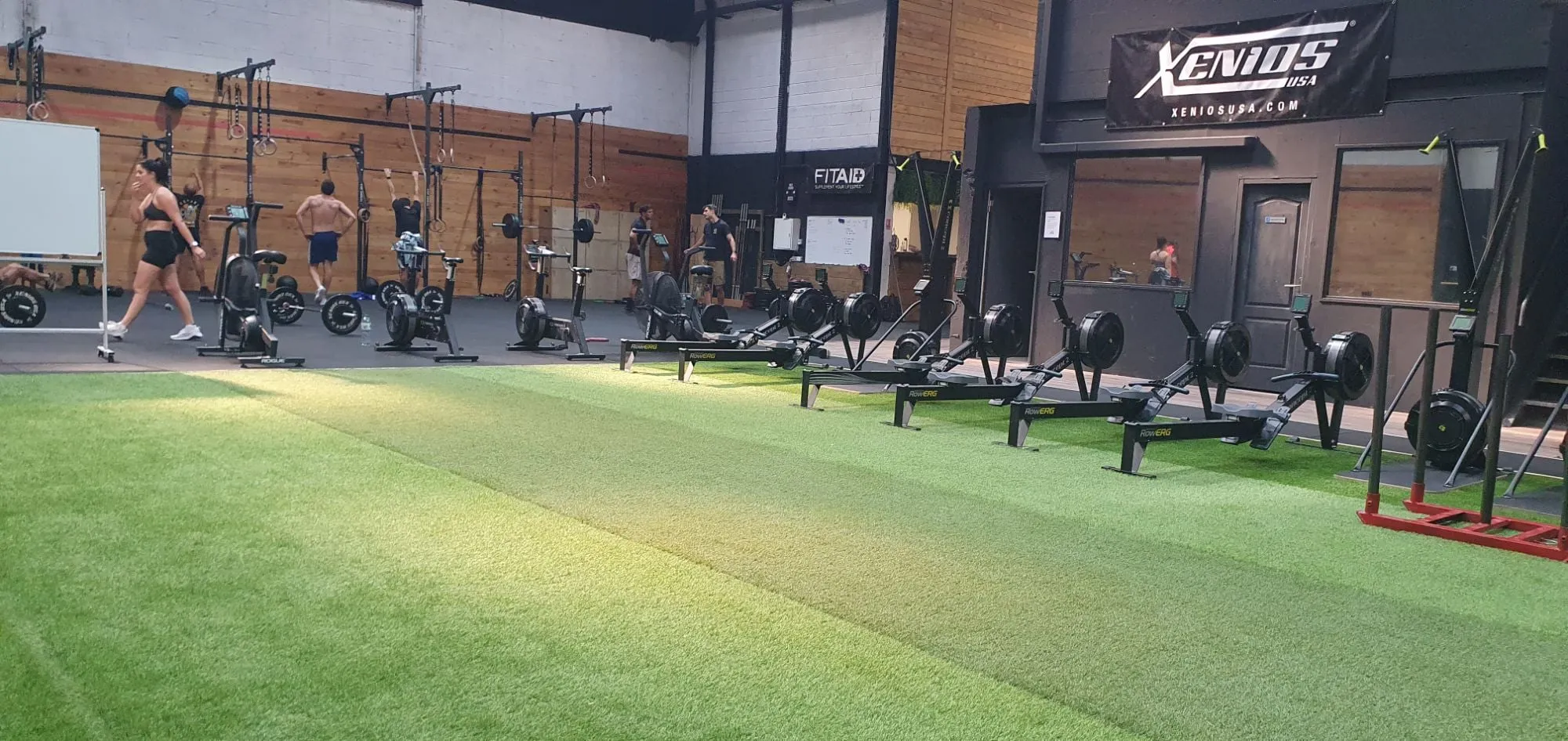 Vue d’ensemble de la salle CrossFit MADEC Saint-Priest : piste en gazon, rameurs et plateau
